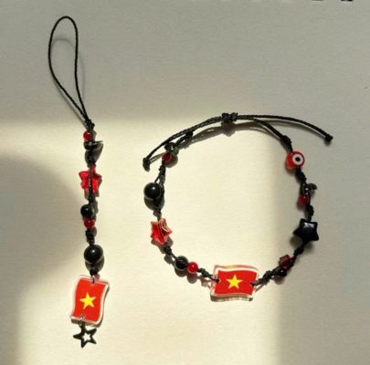 Vòng tay cờ Việt Nam handmade thuộc bộ sưu tập Vietnam Vibes của Hanori. Thiết kế tinh tế, ý nghĩa, phù hợp làm quà tặng và phụ kiện thời trang.