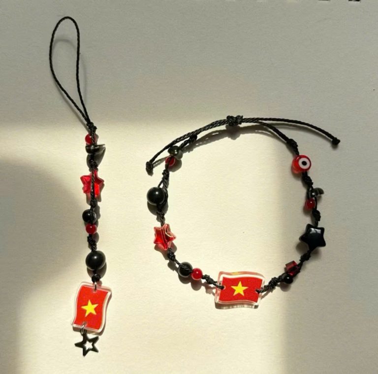 Vòng tay cờ Việt Nam handmade thuộc bộ sưu tập Vietnam Vibes của Hanori. Thiết kế tinh tế, ý nghĩa, phù hợp làm quà tặng và phụ kiện thời trang.